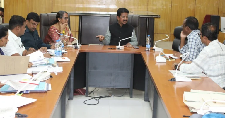 ಕೆಲಸ ಮಾಡಲು ಇಷ್ಟವಿರದಿದ್ದರೆ ಬಿಟ್ಟುಬಿಡಿ : ಚಿತ್ರದುರ್ಗ ಜಿಲ್ಲಾಸ್ಪತ್ರೆ ಅಧಿಕಾರಿಗಳಿಗೆ ಸಚಿವ ರಘುಮೂರ್ತಿ ಎಚ್ಚರಿಕೆ