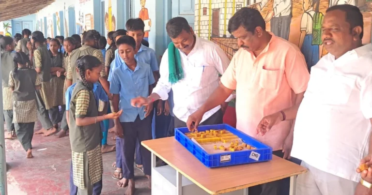 ಚಿತ್ರದುರ್ಗ | ದೊಡ್ಡಸಿದ್ದವ್ವನಹಳ್ಳಿಯಲ್ಲಿ ವಿದ್ಯಾರ್ಥಿಗಳಿಗೆ ಭೋವಿ ಮಠದ ವತಿಯಿಂದ ಸಿಹಿ ಹಂಚಿಕೆ