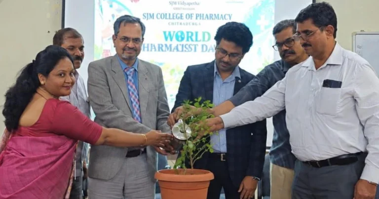 ಚಿತ್ರದುರ್ಗ : ಎಸ್ ಜೆಎಂ ಫಾರ್ಮಸಿ ಕಾಲೇಜಿನಲ್ಲಿ `ವಿಶ್ವ ಔಷಧಿ ತಜ್ಞರ ದಿನಾಚರಣೆ’ : ಹಿರಿಯ ಫಾರ್ಮಸಿಸ್ಟ್ಗಳಿಗೆ ಸನ್ಮಾನ