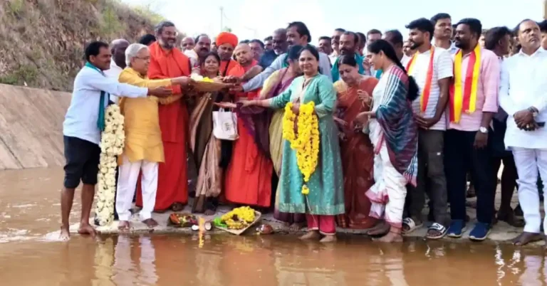 ಭದ್ರೆಗೆ ಗೋನೂರು ಕೆರೆ ಬಳಿ ಅದ್ದೂರಿ ಸ್ವಾಗತ ಸಂಸದ ಗೋವಿಂದ ಕಾರಜೋಳ ಸೇರಿ ಹಲವು ಮಠಾಧಿಪತಿಗಳು ಭಾಗಿ. ಬಾಕಿ ಕಾಮಗಾರಿ ಶೀಘ್ರ ಪೂರ್ಣಗೊಳಿಸಲು ಆಗ್ರಹ
