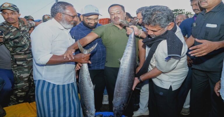 ಮಂಗಳೂರು ಬಂದರಿಗೆ ಭೇಟಿ ನೀಡಿ ಮೀನುಗಾರರ ಸಮಸ್ಯೆ ಆಲಿಸಿದ ಸಿಎಂ ಡಿ.ಕೆ ಶಿವಕುಮಾರ್