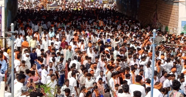 ಹಿರಿಯೂರಿನಲ್ಲಿ ಕೃಷ್ಣ ಜನ್ಮಾಷ್ಟಮಿ ಮೆರವಣಿಗೆಯಲ್ಲಿ ಡಿಜೆ ಕಿರಿಕ್: ಸಚಿವ ಕೆ.ಎಚ್. ಮುನಿಯಪ್ಪ ಕಾರು ತಡೆದು ಆಕ್ರೋಶ