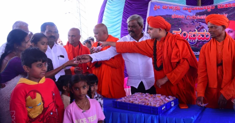 ಬಯಲುಸೀಮೆಯಲ್ಲಿ ಜಲ ಸಂಭ್ರಮ ; ಲಕ್ಷ ಮಂದಿಗೆ ಸಿಹಿ ಹಂಚಿಕೆಗೆ ಭೋವಿ ಶ್ರೀ ಚಾಲನೆ