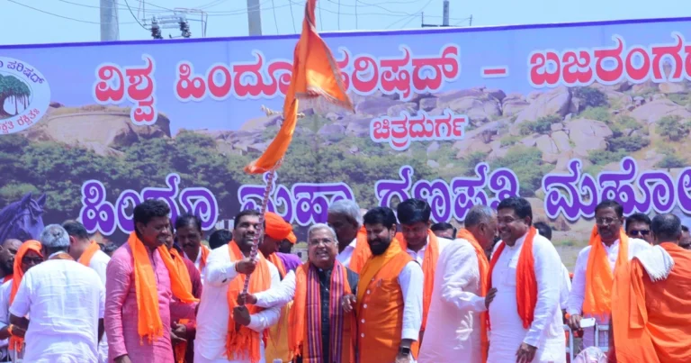 ಚಿತ್ರದುರ್ಗ: ಹಿಂದೂ ಮಹಾಗಣಪತಿ ಹಿಡಿದಿದ್ದ ಧ್ವಜ ಬರೋಬ್ಬರಿ ₹4 ಲಕ್ಷಕ್ಕೆ ಹರಾಜು
