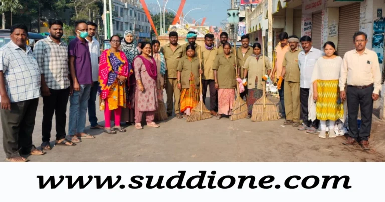 ಚಿತ್ರದುರ್ಗ : ಪೌರಕಾರ್ಮಿಕರ ಶ್ರಮಕ್ಕೆ ಸಲಾಂ : ಹಿಂದೂ ಮಹಾಗಣಪತಿ ಮೆರವಣಿಗೆ ಮುಗಿದ ಬೆನ್ನಲ್ಲೇ ಸ್ವಚ್ಛಗೊಂಡ ಕೋಟೆನಾಡು.!