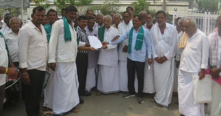 ಚಿತ್ರದುರ್ಗ: ಸೂರ್ಯಕಾಂತಿ ಖರೀದಿ ಕೇಂದ್ರ, ಸಾಲ ಮನ್ನಾಕ್ಕೆ ಆಗ್ರಹಿಸಿ ರೈತರ ಪ್ರತಿಭಟನೆ