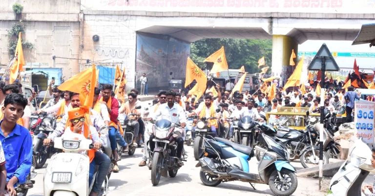 ಚಿತ್ರದುರ್ಗ: ಹಿಂದೂ ಮಹಾಗಣಪತಿ ವಿಸರ್ಜನೆ ಹಿನ್ನೆಲೆ; ಬೃಹತ್ ಬೈಕ್ ರ‌್ಯಾಲಿ