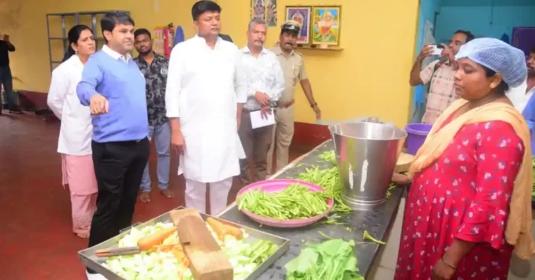 ಬಡ ರೋಗಿಗಳಿಂದ ಹಣ ವಸೂಲಿ, ಕಳಪೆ ಊಟದ ದೂರು: ಚಿತ್ರದುರ್ಗ ಜಿಲ್ಲಾಸ್ಪತ್ರೆಗೆ ಶಾಸಕ ವೀರೇಂದ್ರ ಪಪ್ಪಿ ಸರ್ಪ್ರೈಸ್ ವಿಸಿಟ್!