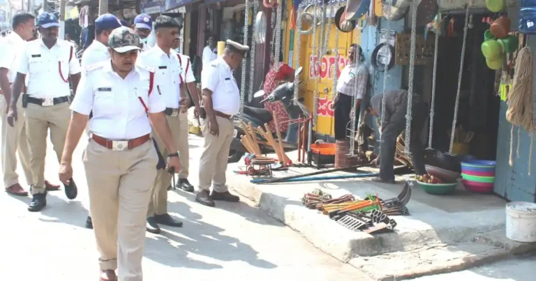 ಚಿತ್ರದುರ್ಗದಲ್ಲಿ ಫುಟ್‌ಪಾತ್ ಒತ್ತುವರಿ ತೆರವು: ಸಂಚಾರ ಸುಗಮಗೊಳಿಸಲು ಪೊಲೀಸರ ದಿಟ್ಟ ಕ್ರಮ