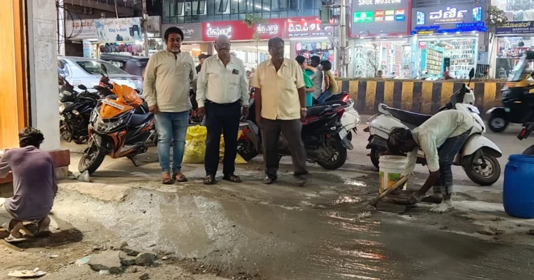 ಚಿತ್ರದುರ್ಗ : ಸ್ವಂತ ಖರ್ಚಿನಲ್ಲಿ ರಸ್ತೆ ಗುಂಡಿ ಮುಚ್ಚಿ ಮಾದರಿಯಾದ ಚಿತ್ರದುರ್ಗ ವಾಸವಿ ಕ್ಲಬ್ ಕಾರ್ಯಕರ್ತರು